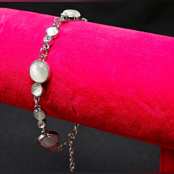 🤍⭐️'Storybook Beam' White Cat's Eye Silver Clasp Bracelet - Paparazzi NWT⭐️🤍 - Picture 2 of 7